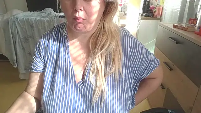 Snapshot of Meliss_Official9 chatting on March 2, 12:54 pm Meliss Official9 online show from March 2, 12:54 pm