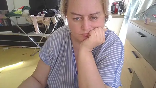 Snapshot of Meliss_Official9 chatting on March 4, 8:13 am Meliss Official9 online show from March 4, 8:13 am