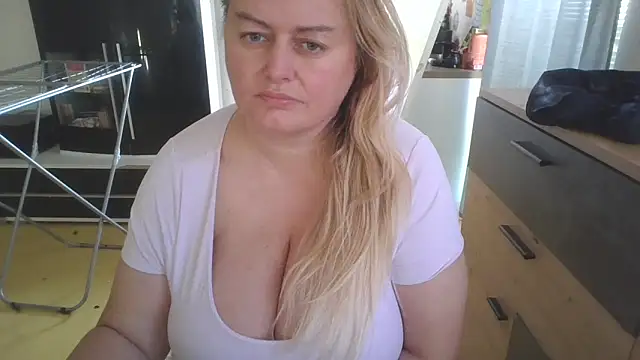 Snapshot of Meliss_Official9 chatting on March 5, 6:33 am Meliss Official9 online show from March 5, 6:33 am