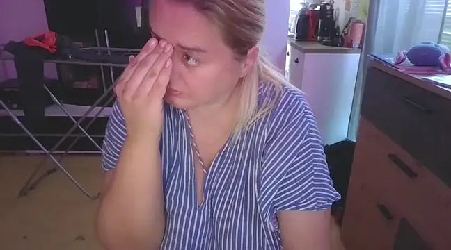 Snapshot of Meliss_Official9 chatting on March 9, 7:01 am Meliss Official9 online show from March 9, 7:01 am