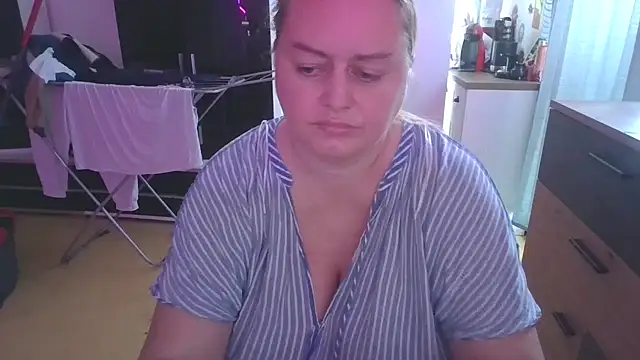 Snapshot of Meliss_Official9 chatting on March 10, 6:16 am Meliss Official9 online show from March 10, 6:16 am