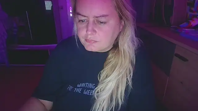 Snapshot of Meliss_Official9 chatting on March 13, 7:17 pm Meliss Official9 online show from March 13, 7:17 pm