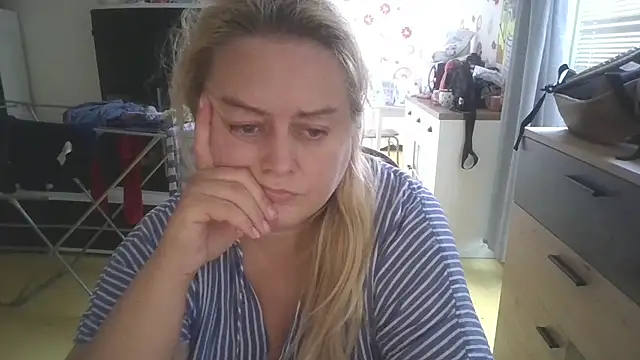 Snapshot of Meliss_Official9 chatting on March 15, 2:55 pm Meliss Official9 online show from March 15, 2:55 pm