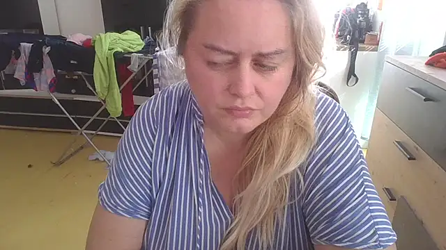 Snapshot of Meliss_Official9 chatting on March 16, 1:49 pm Meliss Official9 online show from March 16, 1:49 pm