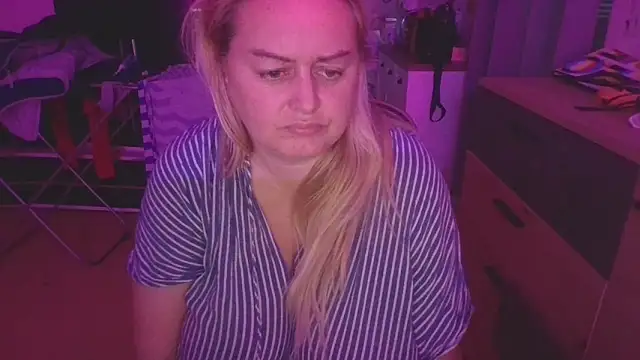 Snapshot of Meliss_Official9 chatting on March 16, 5:17 pm Meliss Official9 online show from March 16, 5:17 pm