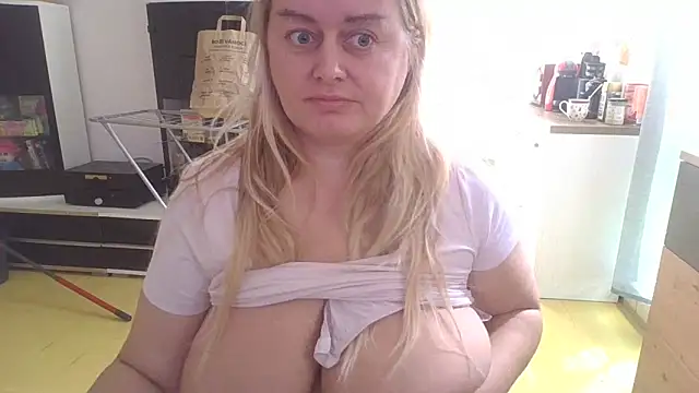 Snapshot of Meliss_Official9 chatting on March 20, 9:26 am Meliss Official9 online show from March 20, 9:26 am