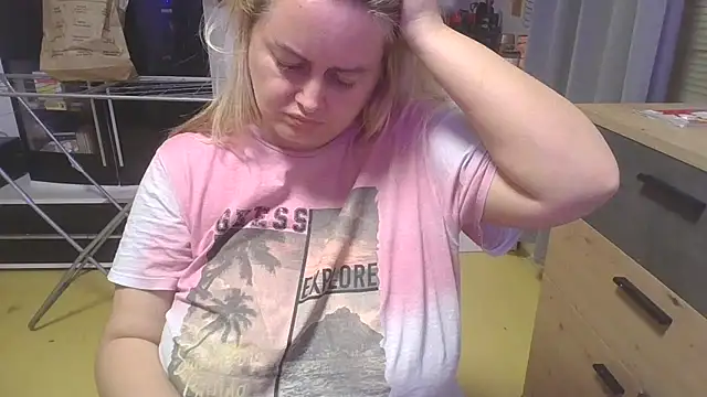 Snapshot of Meliss_Official9 chatting on March 20, 6:31 pm Meliss Official9 online show from March 20, 6:31 pm