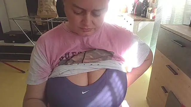 Snapshot of Meliss_Official9 chatting on March 21, 1:23 pm Meliss Official9 online show from March 21, 1:23 pm