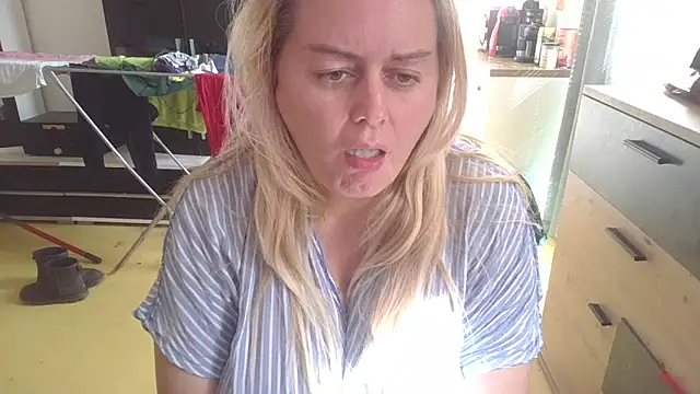 Snapshot of Meliss_Official9 chatting on March 22, 12:35 pm Meliss Official9 online show from March 22, 12:35 pm