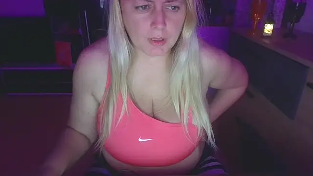 Snapshot of Meliss_Official9 chatting on September 25, 9:18 pm Meliss Official9 online show from September 25, 9:18 pm