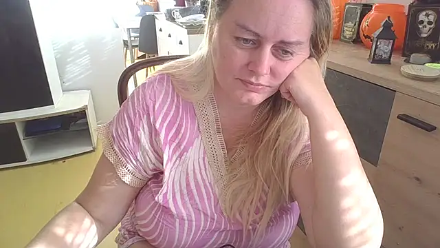 Snapshot of Meliss_Official9 chatting on October 29, 12:51 pm Meliss Official9 online show from October 29, 12:51 pm