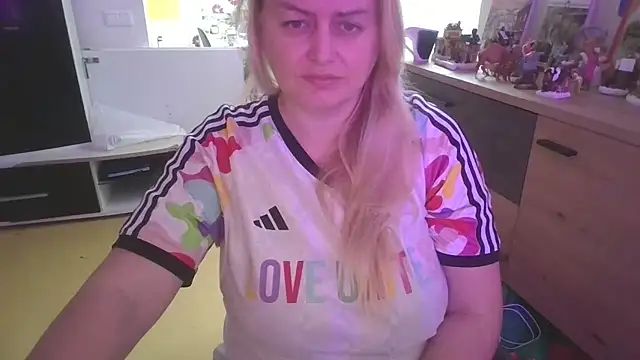 Meliss Official9 online show from December 3, 9:40 am