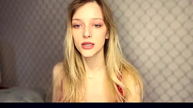 Snapshot of Evvie_Summn1 chatting on December 16, 10:20 am Evvie Summn1 online show from December 16, 10:20 am