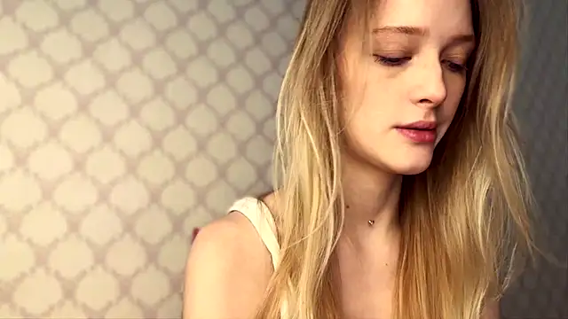 Snapshot of Evvie_Summn1 chatting on March 10, 7:24 am Evvie Summn1 online show from March 10, 7:24 am