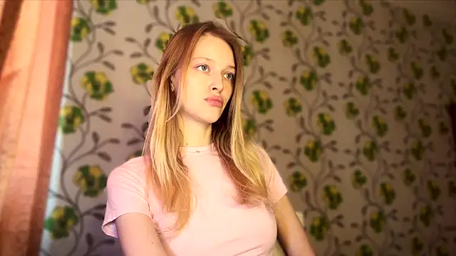 Snapshot of Evvie_Summn1 chatting on March 23, 9:35 am Evvie Summn1 online show from March 23, 9:35 am