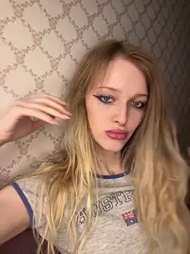 Snapshot of Evvie_Summn1 chatting on April 3, 2:15 pm Evvie Summn1 online show from April 3, 2:15 pm