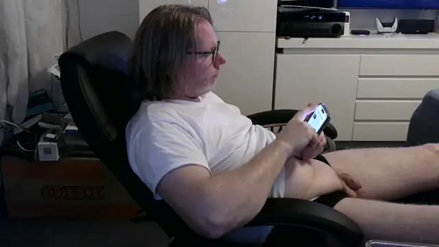Snapshot of VSteph chatting on April 22, 9:05 pm VSteph online show from April 22, 9:05 pm