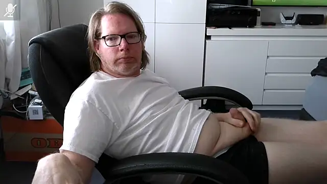 Snapshot of VSteph chatting on April 25, 12:19 pm VSteph online show from April 25, 12:19 pm
