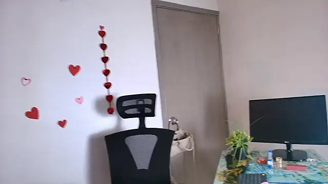 Snapshot of Zuzana21 chatting on February 13, 1:29 pm Zuzana21 online show from February 13, 1:29 pm