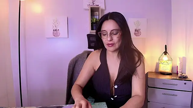 Snapshot of Zuzana21 chatting on April 6, 12:39 pm Zuzana21 online show from April 6, 12:39 pm