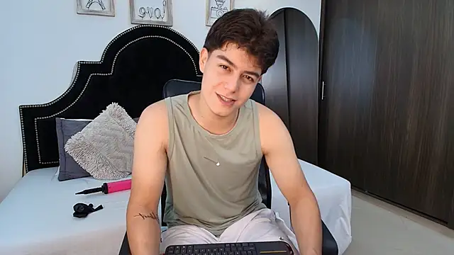 MaxxiCruz online show from September 13, 1:27 am