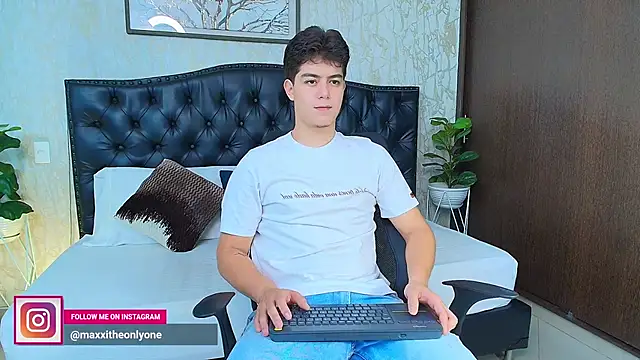 MaxxiCruz online show from October 4, 3:48 am