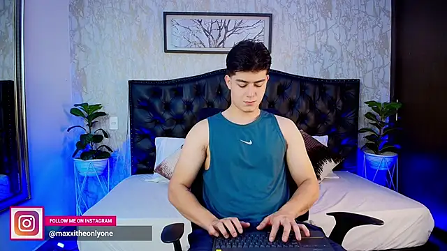 MaxxiCruz online show from October 28, 4:05 am