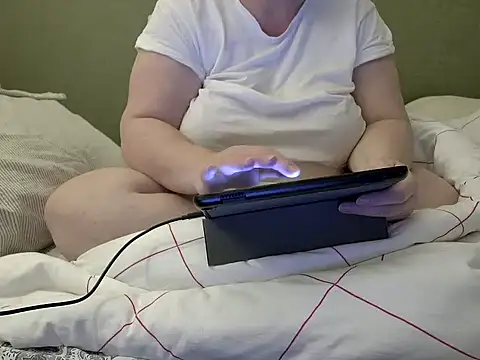 Snapshot of MarthaBriest chatting on October 27, 2:37 am MarthaBriest online show from October 27, 2:37 am