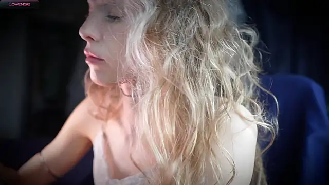 Snapshot of _Phantom_thread_ chatting on April 7, 11:21 am Phantom thread online show from April 7, 11:21 am