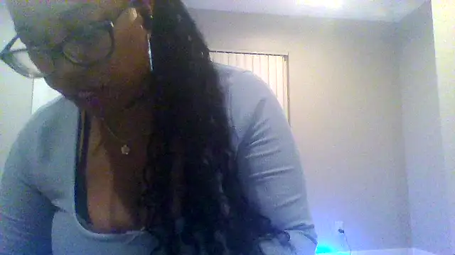 Snapshot of KittyKayla chatting on October 5, 5:28 am KittyKayla online show from October 5, 5:28 am