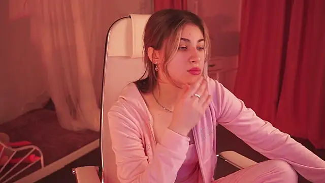 EllieCutes online show from February 1, 9:00 am