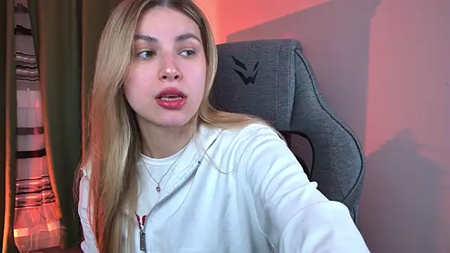 EllieCutes online show from April 28, 5:45 am