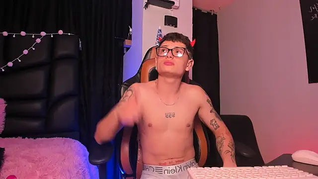 LexieandNate online show from March 11, 5:05 am