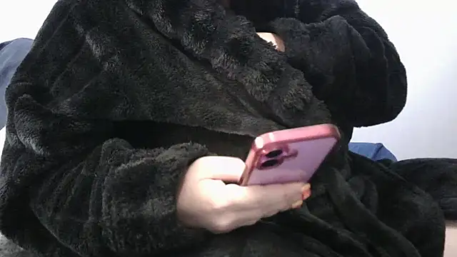 Snapshot of busty-bella1 chatting on October 27, 10:19 am busty-bella1 online show from October 27, 10:19 am