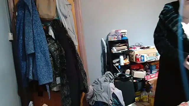 Snapshot of busty-bella1 chatting on December 15, 11:25 am busty-bella1 online show from December 15, 11:25 am