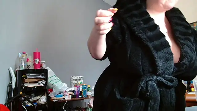 Snapshot of busty-bella1 chatting on March 17, 11:02 am busty-bella1 online show from March 17, 11:02 am