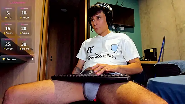 Snapshot of Huge_latin_cock chatting on June 26, 12:15 am Huge latin cock online show from June 26, 12:15 am