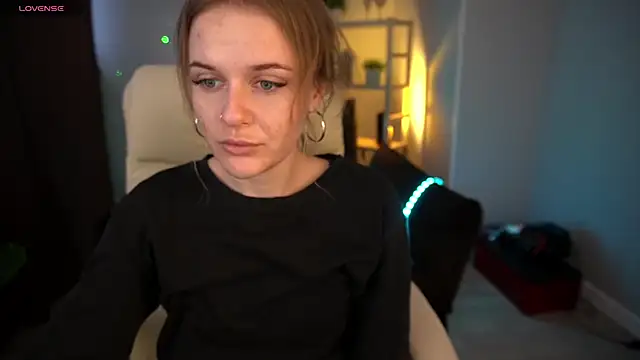 Snapshot of MaribelRiverr_ chatting on December 13, 6:21 am MaribelRiverr online show from December 13, 6:21 am