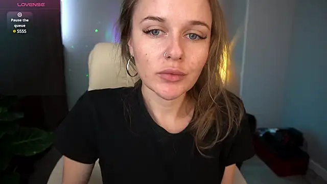 Snapshot of MaribelRiverr_ chatting on December 13, 9:46 am MaribelRiverr online show from December 13, 9:46 am