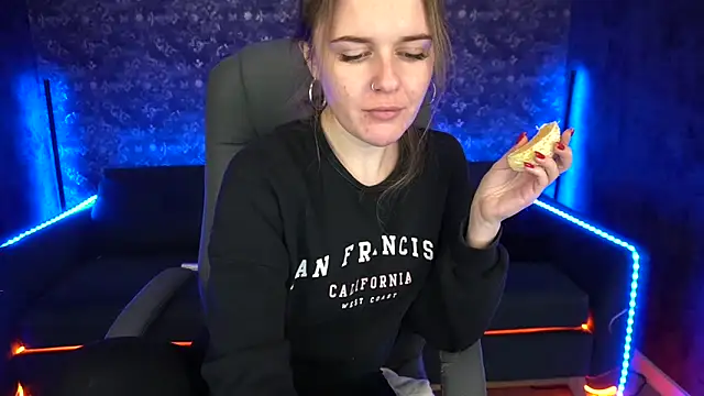 Snapshot of MaribelRiverr_ chatting on February 10, 9:47 am MaribelRiverr online show from February 10, 9:47 am