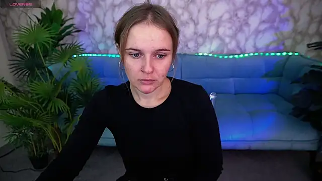 Snapshot of MaribelRiverr_ chatting on October 6, 5:49 am MaribelRiverr online show from October 6, 5:49 am