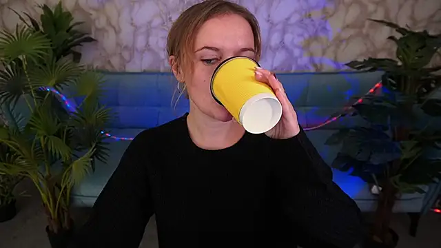 Snapshot of MaribelRiverr_ chatting on October 11, 5:39 am MaribelRiverr online show from October 11, 5:39 am