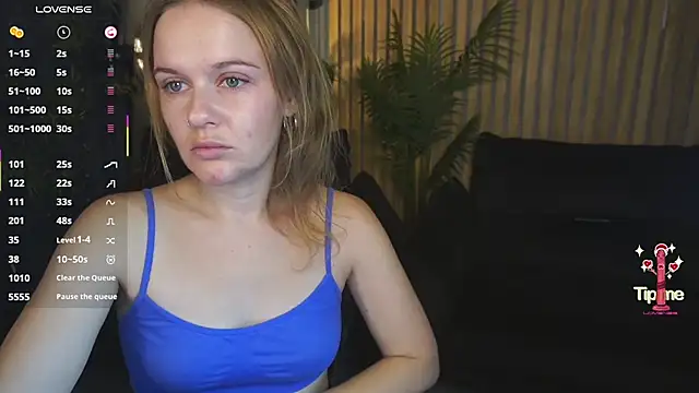 Snapshot of MaribelRiverr_ chatting on October 13, 5:18 am MaribelRiverr online show from October 13, 5:18 am