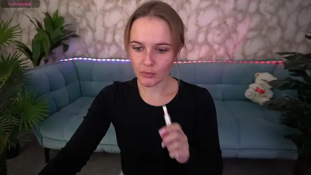 Snapshot of MaribelRiverr_ chatting on October 14, 5:52 am MaribelRiverr online show from October 14, 5:52 am