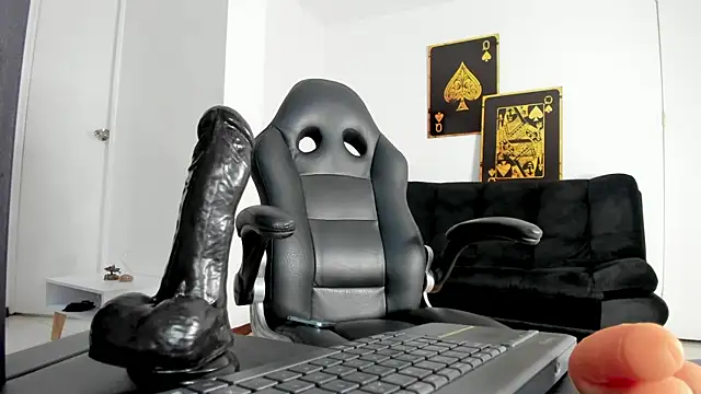 Snapshot of Martinafeet-qos chatting on February 6, 10:10 pm Martinafeet-qos online show from February 6, 10:10 pm