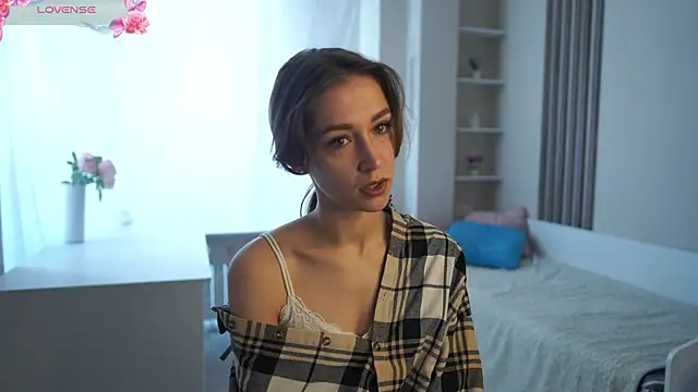 RennieLewis online show from September 13, 4:23 am