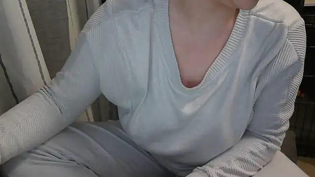 LaRa forU online show from February 8, 5:39 pm