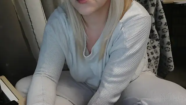 LaRa forU online show from February 8, 9:46 pm