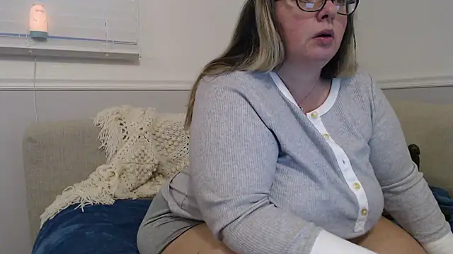 LauLauPAWG online show from February 6, 12:48 pm