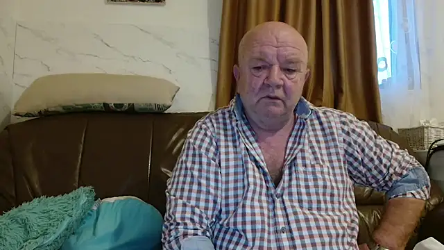 Snapshot of fullballs6 chatting on March 3, 4:40 am fullballs6 online show from March 3, 4:40 am